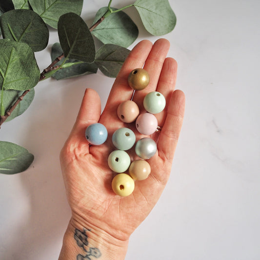 18mm Wooden Coloured Beads (Pack of 5) The Joyful Studio